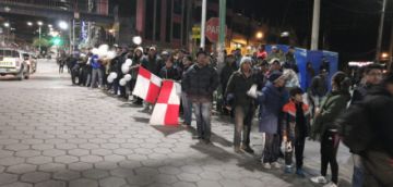 La gente los recibe con pañuelos blancos.