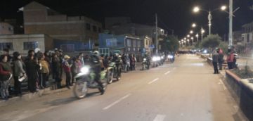 La gente los recibe con pañuelos blancos.