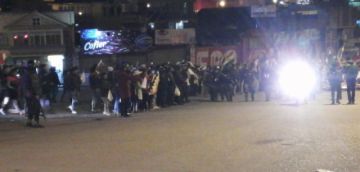 La gente los recibe con pañuelos blancos.