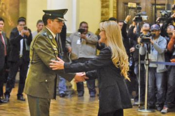 Coronel Rodolfo Antonio Montero Torricos y la presidenta transitoria, Jeanine Áñez.