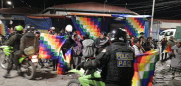 La gente los recibe con pañuelos blancos.