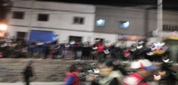 La gente los recibe con pañuelos blancos.