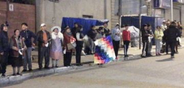 La gente los recibe con pañuelos blancos.