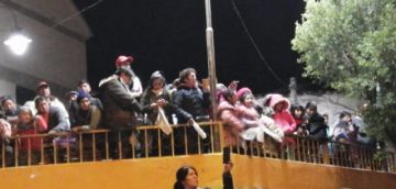 La gente los recibe con pañuelos blancos.