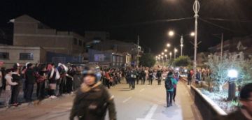 La gente los recibe con pañuelos blancos.