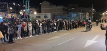 La gente los recibe con pañuelos blancos.