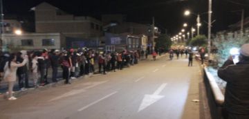 La gente los recibe con pañuelos blancos.
