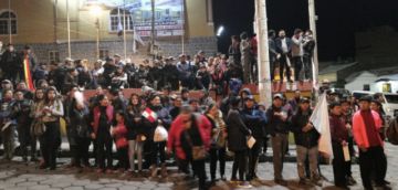 La gente los recibe con pañuelos blancos.