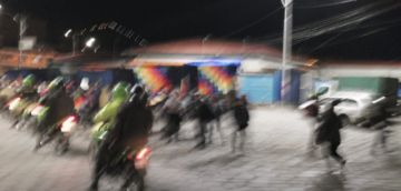 La gente los recibe con pañuelos blancos.