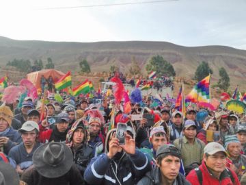 Las personas del área dispersa llegaron en camiones a La Puerta.