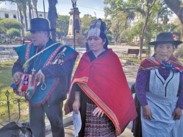 Algunos representantes en la Plaza 25 de Mayo.
