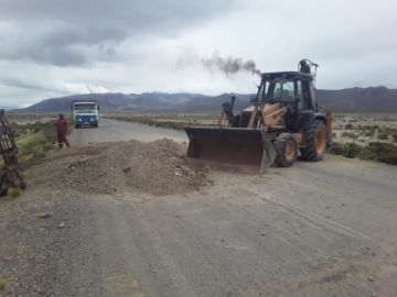 Maquinaria pesada limpió el camino.