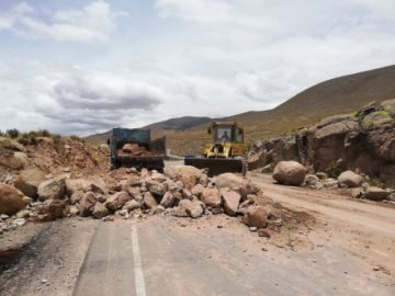 Tierra y piedras obstaculizaban la vía a Oruro.