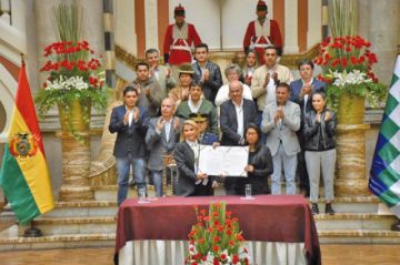 En Palacio Quemado, La Paz, la presidenta Jeanine Áñez, promulgó la Ley.