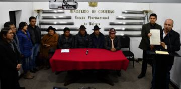 El ministro de Gobierno, Arturo Murillo, en conferencia de prensa junto a representantes de organizaciones.