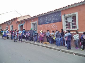 El primer día habían largas filas para la entrega del documento con los datos de los postulantes.