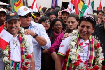 Beller aparece en todas estas fotos, siempre cerca de Camacho y nunca sonriente.