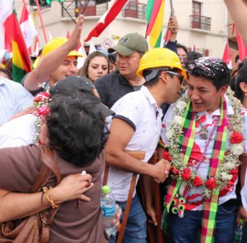 Beller aparece en todas estas fotos, siempre cerca de Camacho y nunca sonriente.