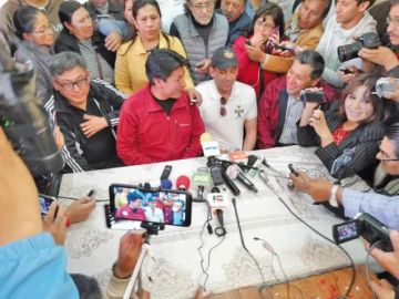 Los líderes cívicos de Potosí y Santa Cruz, ayer en conferencia de prensa.