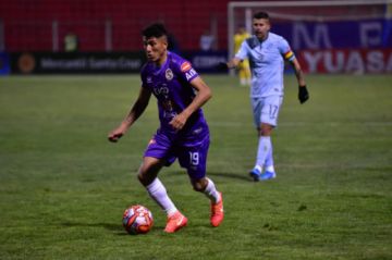 Aldo Gallardo, de Real, controla el balón.
