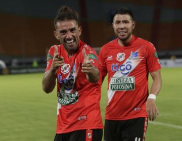 Enzo Maidana celebra su gol con Juan Pablo Rioja.