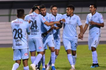 Los jugadores de Bolívar celebran la victoria.