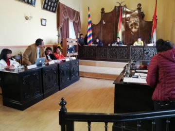 Los trabajadores están en el hemiciclo del ente deliberante municipal.