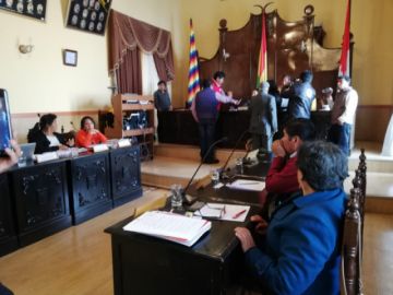 Los trabajadores están en el hemiciclo del ente deliberante municipal.