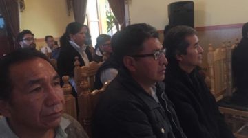 La sesión se desarrolla en presencia de los dirigentes de los chóferes.