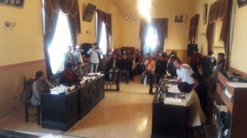 La sesión se desarrolla en presencia de los dirigentes de los chóferes.