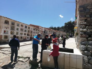 La población acude al cementerio potosino.