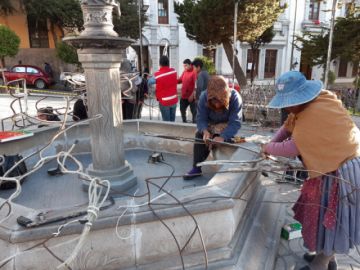 El mismo trabajo en una fuente.