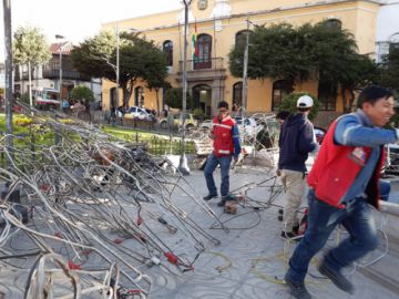 Funcionarios municipales armando las luces.