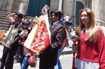 Cristian Aguilar (centro), presidente y pasante.