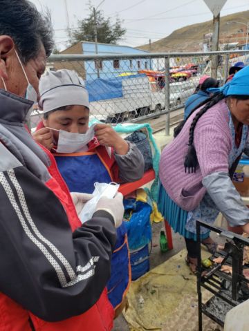 El personal verificó los puestos de venta en cercanías del Cementerio. FOTO: SALUD AMBIENTAL