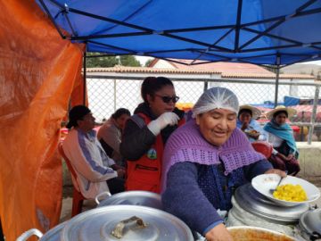 El personal verificó los puestos de venta en cercanías del Cementerio. FOTO: SALUD AMBIENTAL