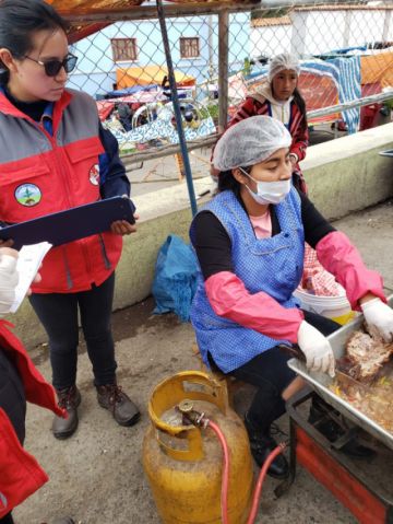 El personal verificó los puestos de venta en cercanías del Cementerio. FOTO: SALUD AMBIENTAL