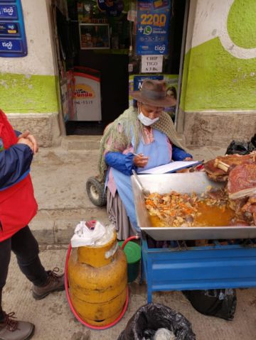 El personal verificó los puestos de venta en cercanías del Cementerio. FOTO: SALUD AMBIENTAL