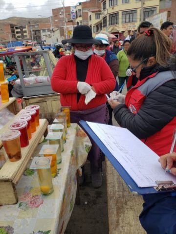 El personal verificó los puestos de venta en cercanías del Cementerio. FOTO: SALUD AMBIENTAL