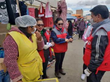 El personal verificó los puestos de venta en cercanías del Cementerio. FOTO: SALUD AMBIENTAL