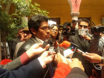 La primera autoridad del Departamento de Potosí, Omar Véliz Ramos, ante distintos medios de comunicación.