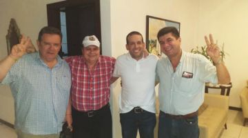 Luis Fernando Camacho junto a miembros del directorio del partido rosado.