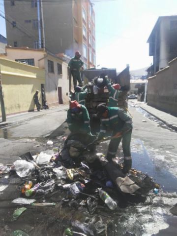 Los trabajadores realizan el aseo de la ciudad.