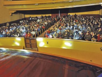 La gente llenó el Teatro IV Centenario.
