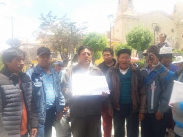 Los dirigentes de Puna brindaron información en la Plaza 10 de Noviembre
