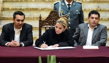 La presidenta en transición Jeanine Áñez en el acto de promulgación de la norma.