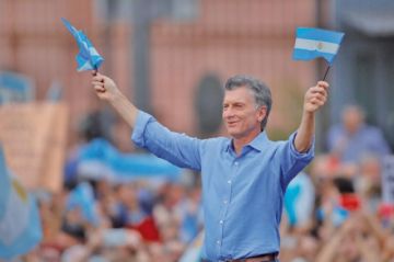 El Presidente Mauricio Macri saluda a las miles de personas que se reúnen en la Plaza de Mayo.