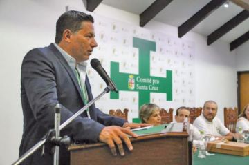 El ente cívico entregó la Cruz Potenzada al comunicador mexicano.