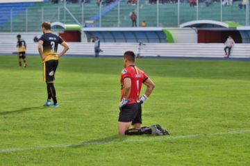 Júnior Menezes y Elder Arauz se lamentan tras el gol de los locales.