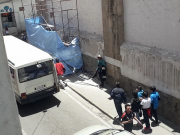 Un vendedor cuelga una hamaca del mismo andamio.